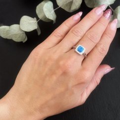 Prsten s modrým opálem a zirkony