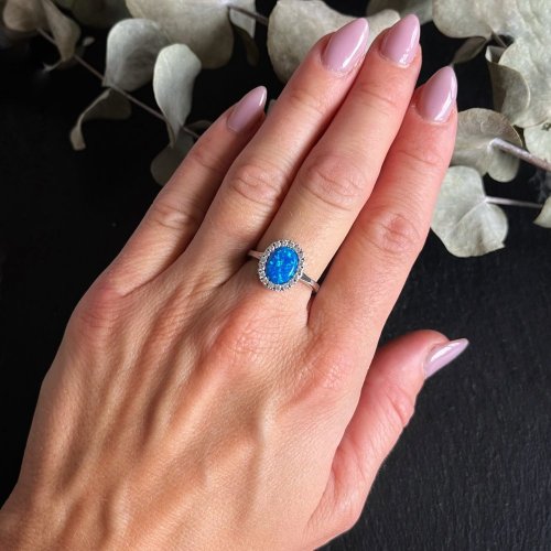 Stříbrný prsten ovál s modrým opálem a zirkony