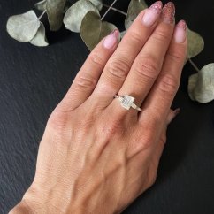 Strieborný prsteň s obdĺžnikovým brúseným zirkónom