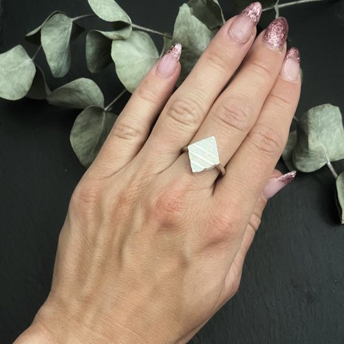 Strieborný prsteň s bielym opál