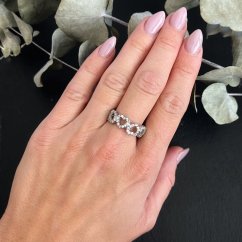 Rhodiovaný prsten ze srdíček se zirkony