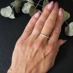 Strieborný prsteň s kamienkami rhodiovaný 1,5mm