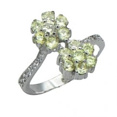 Strieborný prsteň s kvetinkami a zelenými  kamienkami