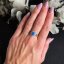 Stříbrný prsten zdobený modrým opálem