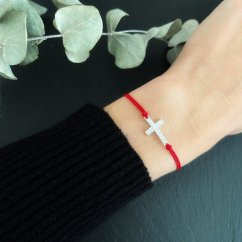 Červený textilní náramek křížek se zirkony ze stříbra 925/1000