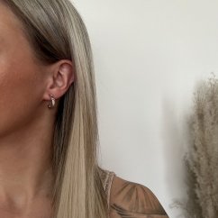Stříbrné vzorované náušnice půlkruhy s bílým opálem rhodiované