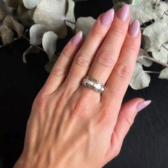 Stříbrný prstýnek s bílým opálem rhodiovaný