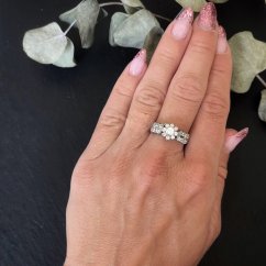 Stříbrný prsten s květinkou a bílými kamínky