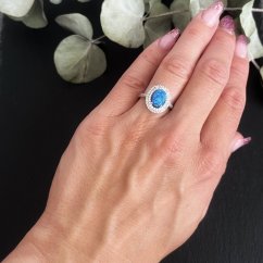 Prsteň s modrým opálom a zirkónmi