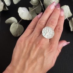 Strieborný prsteň strom života s bielým opálom