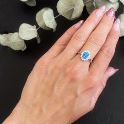 Prsteň s modrým opálom a zirkónmi