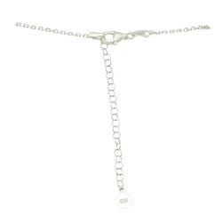 Stříbrný řetízek propojený dvěma křížky a madonou