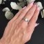 Stříbrný prsten zdobený bílým opálem