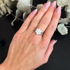 Stříbrný prsten květina s bílými kamínky