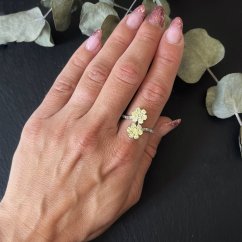 Strieborný prsteň s kvetinkami a zelenými  kamienkami