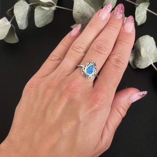 Rhodiovaný prsteň vzorovaný s modrým opálom striebro 925/1000