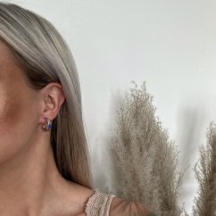 Stříbrné vzorované náušnice půlkruhy 18mm s modrým opálem rhodiované