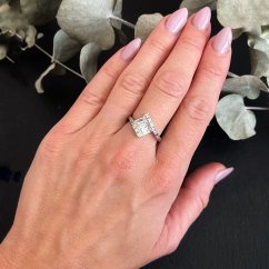 Prsten ve tvaru šikmého čtverce s bílými zirkony stříbro 925/1000