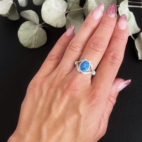 Strieborný prsteň ovál s modrým opálom a zirkónmi
