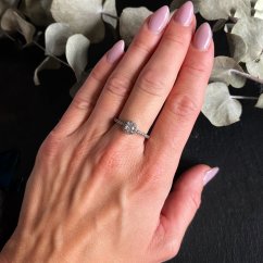 Stříbrný prsten se zirkonem starostříbro