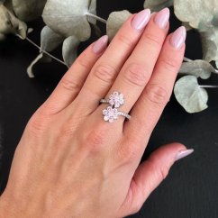Stříbrný prsten s květinkami a růžovými kamínky