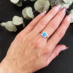 Prstienok štvorcový s modrým opál rhodiovaný