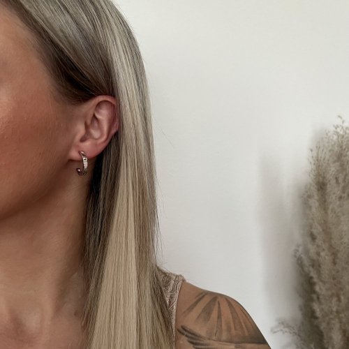 Stříbrné vzorované náušnice půlkruhy s bílým opálem rhodiované