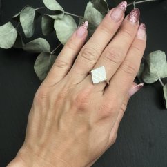 Strieborný prsteň s bielym opál