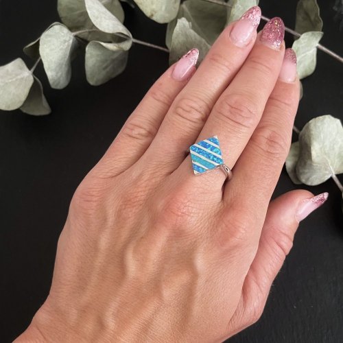 Strieborný prsteň s modrým opál
