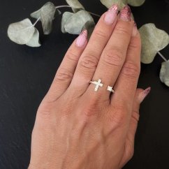 Strieborný prsteň s kamienkami v tvare kríža