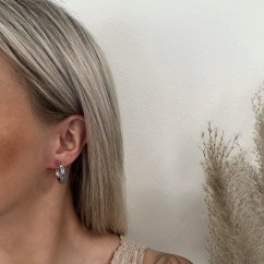 Stříbrné vzorované náušnice půlkruhy s modrým opálem rhodiované