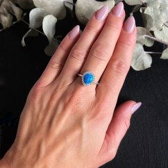 Prsten s modrým opálem a zirkony rhodiovaný